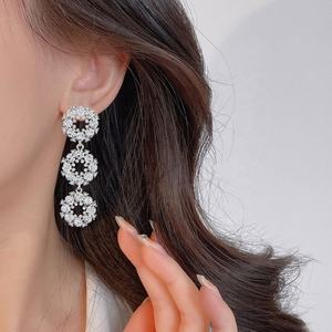 Boucles d'oreilles tendance en alliage de zinc plaqué argent avec cristaux de strass en forme de papillon de haute qualité européenne et américaine - Product Image 1