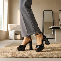 Sandales d'été noires en cuir verni à bout ouvert et plateforme, talon épais, bout carré, avec bride à la cheville, pour femme, idéales pour les soirées