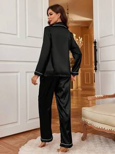 Conjunto de dos piezas de solapa de manga larga con cintura elástica de satén para mujer, venta directa del fabricante, ropa de dormir adecuada para dormir - Product Image 4