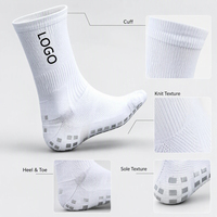Chaussettes de football en gros avec grip floqué en faux daim, bord côtelé et logo personnalisé