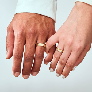 สลักเลเซอร์โลโก้ฟรี แหวนคู่สแตนเลสสตีล 316 ชุบทอง 18K PVD สำหรับงานหมั้น งานแต่งงาน แหวนนิรันดร์ - Product Image 2