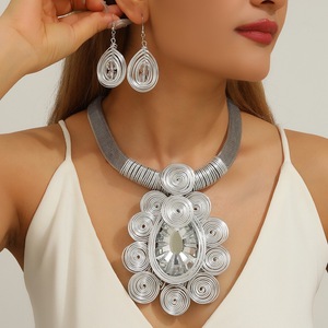 Parure de <span class=keywords><strong>bijoux</strong></span> <span class=keywords><strong>pour</strong></span> <span class=keywords><strong>femme</strong></span>, collier et boucles d'oreilles, style afrocentrique, avec cristaux exagérés, multicolores, en forme de corde et strass volumineux, <span class=keywords><strong>pour</strong></span> <span class=keywords><strong>mariage</strong></span> - Product Image 2