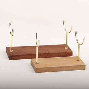 Expositor de joyería de madera con ganchos dorados para exhibir collares, pulseras y accesorios. - Product Image 4
