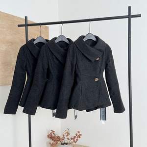 Poncho long en laine noire pour femme, style défilé de mode, avec taille ajustée, ourlet à volants et simple boutonnage, modèle Vivian - Product Image 4