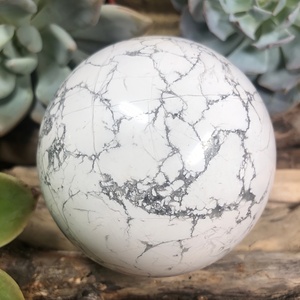 Vente en gros de sphères d'howlite de style bohème, pierres de guérison naturelles pour une décoration intérieure unique et des cadeaux de fêtes - Product Image 3