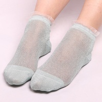 Vente en gros de chaussettes courtes pailletées à la mode chaussettes d'été en nylon fin et brillant pour femmes