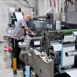 Etiquetas Adhesivas Personalizadas de Alta Calidad, Color Plateado Brillante, Resistentes al Agua, a los Arañazos y con Adhesivo Fuerte - Product Image 3