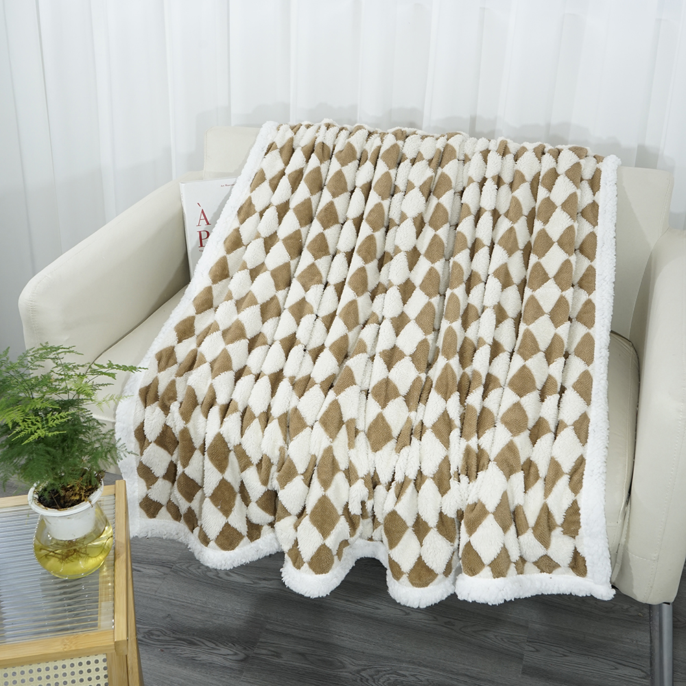 สีขาวและสีน้ำตาล