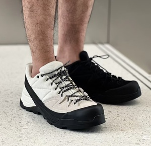 Zapatillas retro multicolor de caña baja para senderismo todoterreno, con suela gruesa y puntera resistente a impactos, calzado deportivo informal para parejas, ideal para actividades al aire libre. - Product Image 2