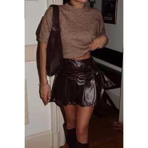 Jupe mini en cuir marron Saydi XS, style gothique, en satin, mousseline, tissus tricotés, matière PU, avec fente, plumes, nœuds et imprimés dentelle - Product Image 4