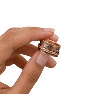 แหวนทองแดงลายดอกไม้สลักลายเชือกเกลียว แหวนทองแดงแท้สำหรับการทำสมาธิ - Product Image 1