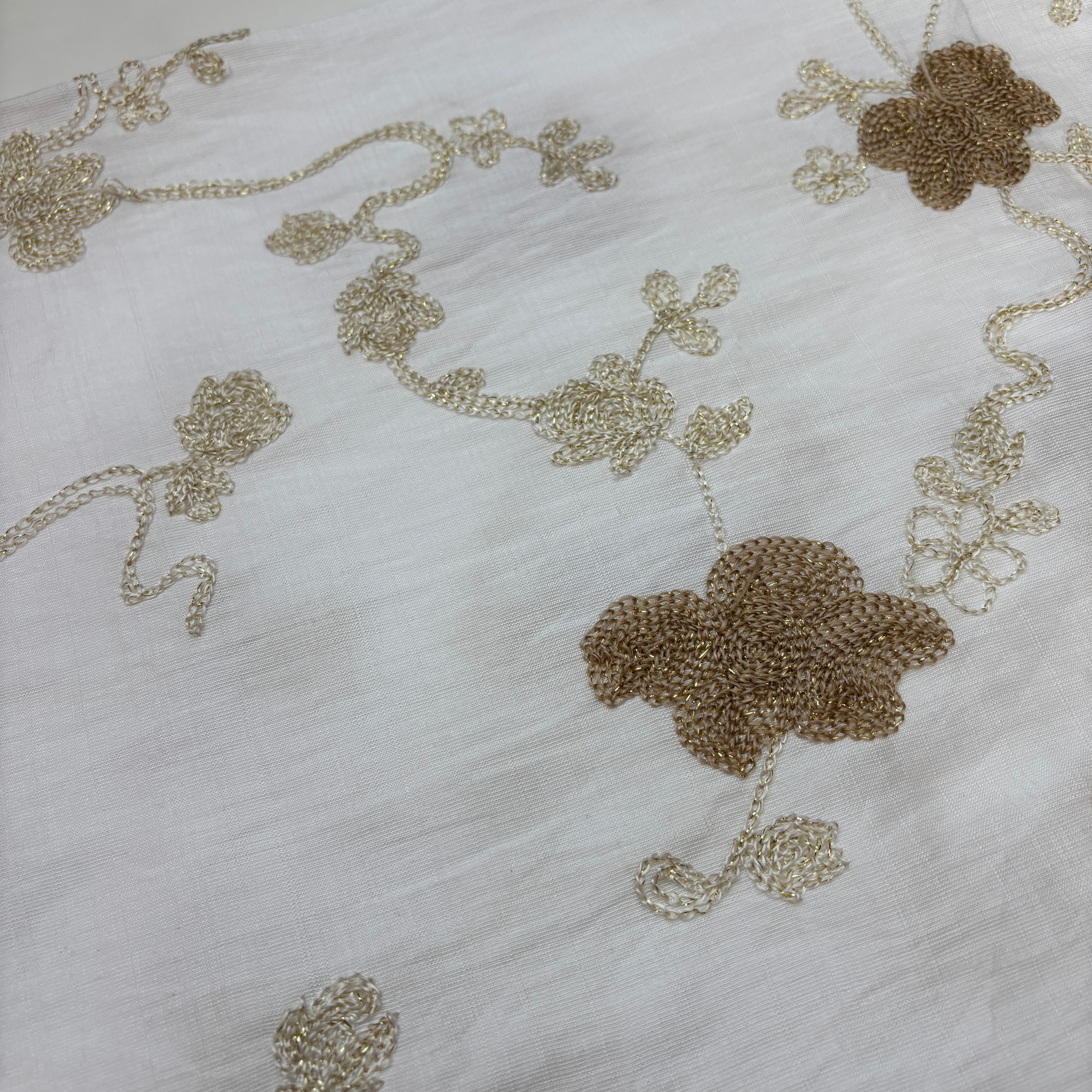 Low MOQ Factory Eco-Friendly Breathable Chain Stitch Embroidered Woven Sateen Slub Textured Rayon Nylon Fabric for Dresses