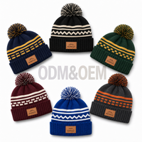 Bonnet tricoté chaud vintage à rayures géométriques personnalisées en jacquard, avec pompon et patch en similicuir, bord côtelé, pour la randonnée et les loisirs en extérieur