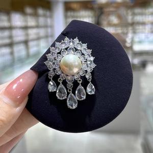 Broche rétro en forme de casque d'opéra de Pékin, décoration de poitrine en perles de mer naturelles avec motif de luxe incrusté de perles dorées de Nanyang - Product Image 3