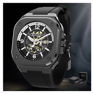 Montre-bracelet mécanique squelette triangulaire pour homme avec bracelet en silicone réglable, style mode, et grand cadran orné de cristaux - Product Image 1