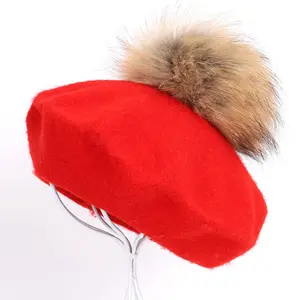 Großhandel Mode Frauen Französisch Baskenmütze Custom Knit Beret Cap Waschbär Pelz Pom Pom Baskenmütze Hut