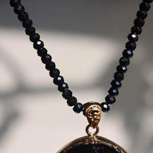 Colgante de Moldavita Premium, Placa Redonda, Amuleto Cósmico, Despertar Espiritual, Colgante de Vidrio de Meteorito, Colgante Redondo de Moldavita - Product Image 6