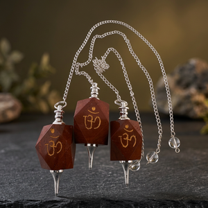 Péndulo Om de Jaspe Rojo Natural Hecho a Mano con Logotipo de Reiki Grabado, Piedra Semipreciosa para Sanación Espiritual y Meditación Reiki de la Nueva Era - Product Image 1