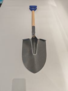 مجرافات معدنية كبيرة مصنوعة يدويًا بمقابض خشبية، مصممة للاستخدامات الزراعية والبستانية الشاقة. - Product Image 6