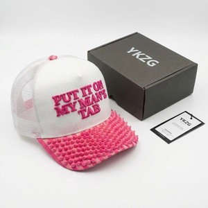 Cappello trucker personalizzato <span class=keywords><strong>con</strong></span> bordo a punta rosa, ricamo 3D in rilievo, <span class=keywords><strong>con</strong></span> scritta 'PUT IT on MY MAN'S TAB', stile punk Y2K, estetica GRS, prodotto da un'azienda sostenibile. - Product Image 3