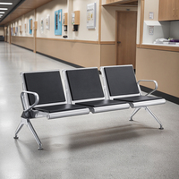 Chaise d'infusion compacte et moderne à 3 places en acier – Solutions de sièges pour l'hôtellerie, les écoles et les collectivités (ventes en gros)