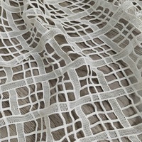 Tissu en dentelle crochetée blanche soluble dans l'eau, maille carrée ajourée de 178 g/m² pour couvre-été et robe