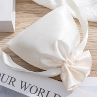 Vente en gros Cadeau avec cordon de serrage Sac en satin de soie de haute qualité Sac en satin couleur champagne avec logo personnalisé