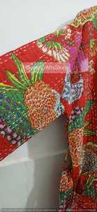 ชุดกิโมโนผ้าควิลท์พิมพ์ลายดอกไม้สีแดงสำหรับผู้หญิง แขนสามส่วน ทรงหลวม มีเข็มขัดผูก สวมใส่สบายทุกฤดู ผ้าทอ ความยาวปานกลาง - Product Image 3