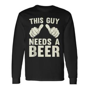 Questa maglietta vintage a maniche lunghe con stampa "This Guy Needs A Beer" è un'idea divertente per gli amanti della birra. - Product Image 1