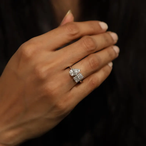 แหวนเพชรทรงลูกแพร์และทรงมรกต 2 เม็ด น้ำหนัก 3.13 กะรัต ได้รับการรับรองจาก IGI ดีไซน์หรูหรา ตัวเรือนทองคำแท้ 18K สำหรับเป็นแหวนหมั้น - Product Image 1