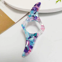 Marque-page ergonomique en acrylique transparent iridescent avec anneau de pouce creux pour la lecture, motif confettis arc-en-ciel en résine