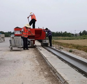 Machine à bordures compacte et portable pour la construction de routes étroites - Product Image 4
