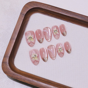 Uñas Postizas Cortas Almendradas Hechas a Mano con Flores 3D <span class=keywords><strong>y</strong></span> Borde Metálico Dorado, Uñas de Lujo Reutilizables para el Verano, Venta al Por Mayor - Product Image 2