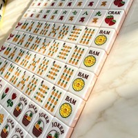 Mahjong-tegels roze Amerikaans 4-laags acryl parel gegraveerd fruit Mah Jongg set voor vrouwen groothandel bulk aangepaste OEM cadeau