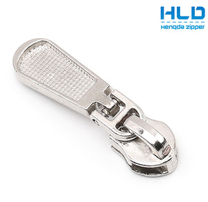 Hengda fábrica personalizada barata cabezas de cremallera personalizadas en relieve Metal cremallera etiqueta traje tirador de cremallera - Product Image 4