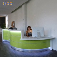 Mesa frontal médica para Hospital, muebles de diseño moderno, tamaño personalizado, piedra Artificial blanca brillante, mesa frontal curvada médica