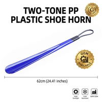 Chausse-pied en plastique PP bicolore O-MAK extra-long (62 cm / 24,41 pouces) avec poignée en métal noir, couleur personnalisable, écologique, pour seniors