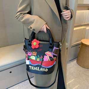 กระเป๋าถือสะพายข้างทรงบัคเก็ต ลายการ์ตูนเรขาคณิต สไตล์เรโทร สำหรับผู้หญิง คอลเลคชั่นฤดูใบไม้ร่วง-ฤดูหนาว รุ่นใหม่ล่าสุด ดีไซน์เก๋ไก๋ สะพายไหล่เดียวหรือสะพายข้างได้ ถอดสายได้ รหัสสินค้า 94481 - Product Image 3