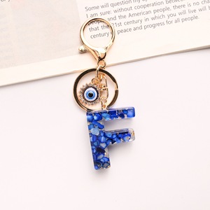 Vente en gros de cadeaux pompon œil <span class=keywords><strong>du</strong></span> <span class=keywords><strong>diable</strong></span> bleu en plastique conçu pour fille dame femmes charme 26 initiale lettre anglaise porte-clés - Product Image 5