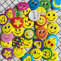 Pin Redondo de Plástico con Cara Sonriente de 3cm y 4.5cm, con Pin de Seguridad, Bajo MOQ de Fábrica, Personalizado, Minimalista e Impermeable