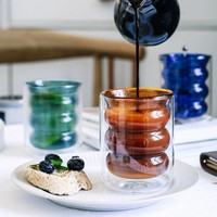 Verrerie en forme d'ondulation isolée à double paroi de 160ml Tasses à boissons colorées irrégulières