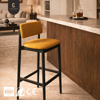 Chaise de comptoir en bois de frêne et cuir microfibre de luxe italien pour une ambiance cosy dans les cafés et restaurants