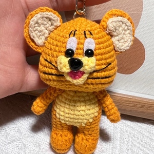 Portachiavi/Charm per Borsa a Forma di Gatto in Peluche Lavorato all'Uncinetto con Filato a Righe, Regalo Creativo per le Feste di Changxu Craft - Product Image 1