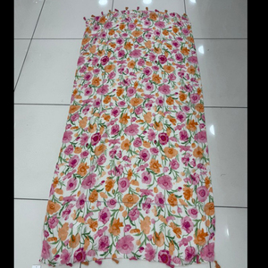 Écharpe à franges florale Spring Garden, toucher doux en coton, châle léger - Product Image 4