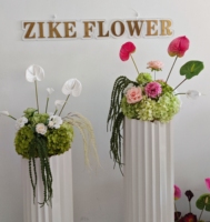 Composition florale de luxe artificielle en Anthurium et Hortensia, sur colonne romaine blanche, en soie, pour décoration extérieure de mariages et restaurants