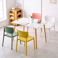 Chaise de salle à manger en plastique PP moulé par injection, finition mate, 4 couleurs, pieds coniques, dossier fendu, mobilier de maison