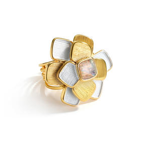 Nouvelle bague fleur tridimensionnelle en acier inoxydable plaqué <span class=keywords><strong>or</strong></span> 18 carats, design polyvalent et tendance, <span class=keywords><strong>bijoux</strong></span> de seconde main, collection 2026 à succès - Product Image 2