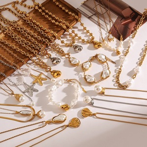 Collana con Perle in Acciaio Inossidabile Placcato Oro 18k con Ciondolo Geometrico a Catena per Regalo - Product Image 2