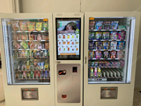 Distributeur automatique de café et de nourriture réfrigéré à écran tactile de 32 pouces Système de paiement par pièces à fonction élévatrice