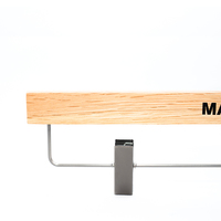 Percha para Pantalones de Madera de Roble Natural Elegante y de Lujo de Maos con Barra de Clip Antideslizante y Logotipo